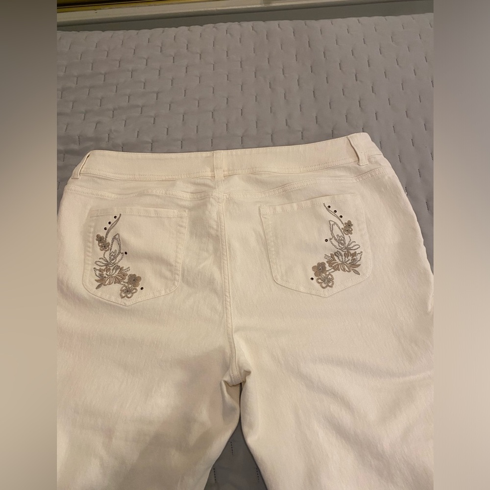 Chico’s Women's White Embroidered Capri Jeans - Picture 6 of 8